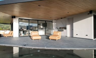 MODERNA MANSION CON VISTA DE UN SOLO NIVEL EL RETIRO