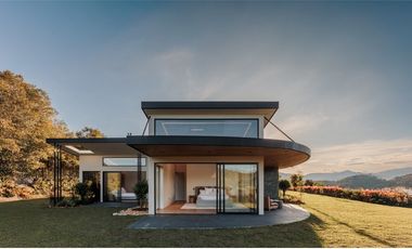 MODERNA MANSION CON VISTA DE UN SOLO NIVEL EL RETIRO