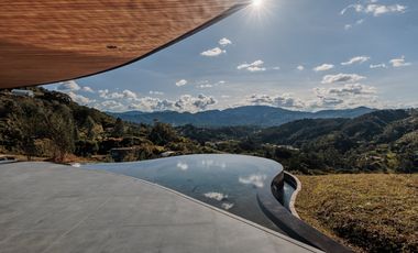 MODERNA MANSION CON VISTA DE UN SOLO NIVEL EL RETIRO