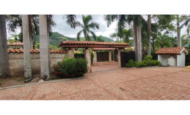 Venta de casaquinta de 2113 M2 en 2900 mill en Anapoima Cund, COL.