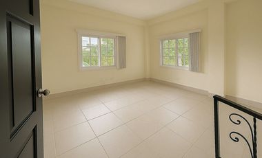 SE VENDE ESPACIOSA CASA CON PISCINA EN ALBROOK