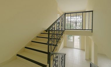 SE VENDE ESPACIOSA CASA CON PISCINA EN ALBROOK