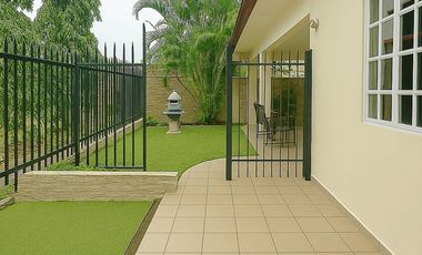 SE VENDE ESPACIOSA CASA CON PISCINA EN ALBROOK