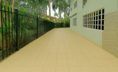 SE VENDE ESPACIOSA CASA CON PISCINA EN ALBROOK