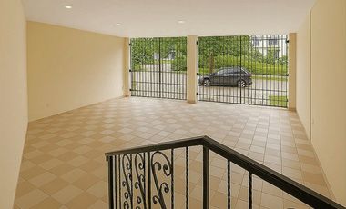 SE VENDE ESPACIOSA CASA CON PISCINA EN ALBROOK