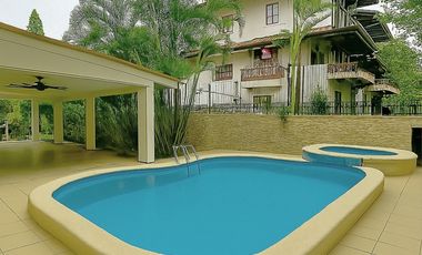 SE VENDE ESPACIOSA CASA CON PISCINA EN ALBROOK