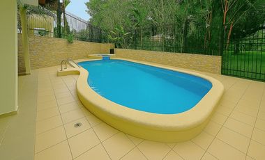 SE VENDE ESPACIOSA CASA CON PISCINA EN ALBROOK