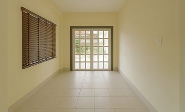 SE VENDE ESPACIOSA CASA CON PISCINA EN ALBROOK