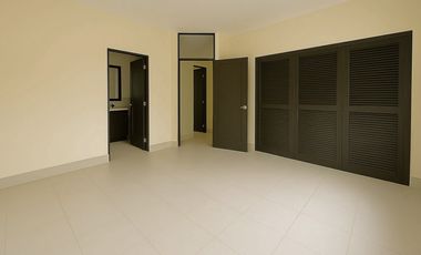 SE VENDE ESPACIOSA CASA CON PISCINA EN ALBROOK