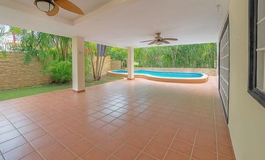 SE VENDE ESPACIOSA CASA CON PISCINA EN ALBROOK