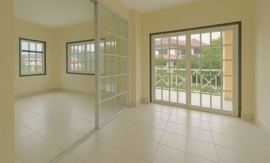 SE VENDE ESPACIOSA CASA CON PISCINA EN ALBROOK