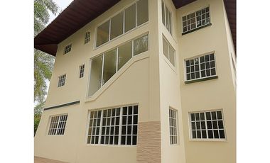 SE VENDE ESPACIOSA CASA CON PISCINA EN ALBROOK