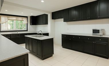 SE VENDE ESPACIOSA CASA CON PISCINA EN ALBROOK