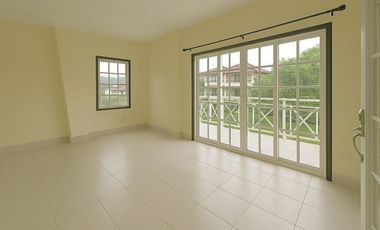 SE VENDE ESPACIOSA CASA CON PISCINA EN ALBROOK