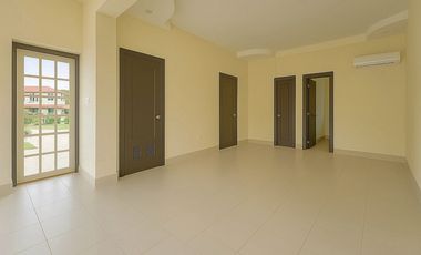 SE VENDE ESPACIOSA CASA CON PISCINA EN ALBROOK