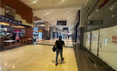 EL DORADO MALL / 130 M / PISO MEDIO / DIVISIONES / AIRE CENTRAL