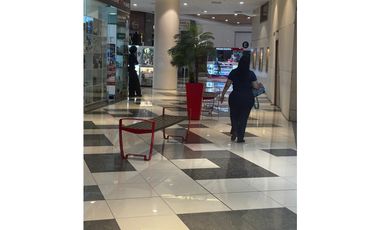 EL DORADO MALL / 130 M / PISO MEDIO / DIVISIONES / AIRE CENTRAL