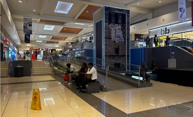 EL DORADO MALL / 130 M / PISO MEDIO / DIVISIONES / AIRE CENTRAL