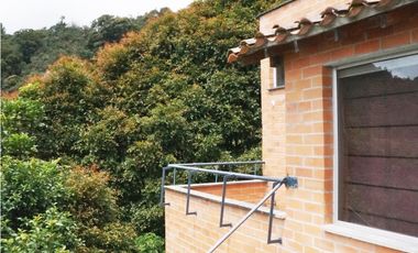 Venta casa en Alto del Escobero, Envigado 4 alcobas  Terraza y estudio