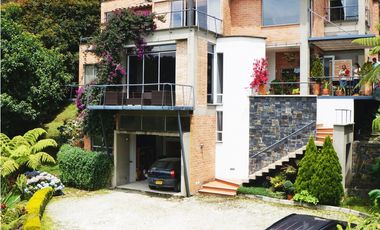 Venta casa en Alto del Escobero, Envigado 4 alcobas  Terraza y estudio