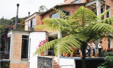 Venta casa en Alto del Escobero, Envigado 4 alcobas  Terraza y estudio