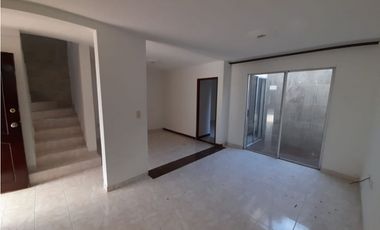Se vende casa de dos pisos en conjunto Barrio Las Mercedes Palmira