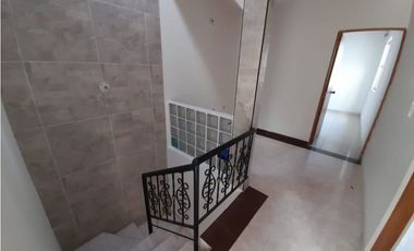 Se vende casa de dos pisos en conjunto Barrio Las Mercedes Palmira