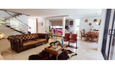 Venta de casa Sector Las Callejas. Area 421m2