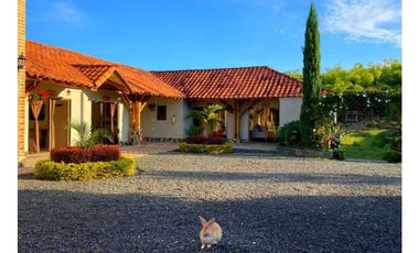 HERMOSO HOTEL EN FILANDIA VENDO