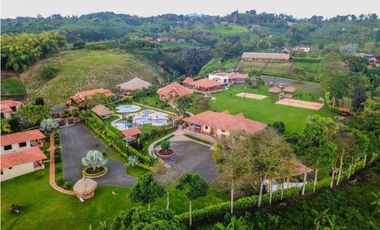 HERMOSO HOTEL EN FILANDIA VENDO