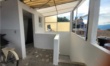 Casa de 128 M2 en 220 mill en La Mesa Cund, col, de tres niveles.