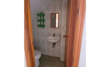 Casa de 128 M2 en 220 mill en La Mesa Cund, col, de tres niveles.