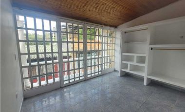 Casa de 128 M2 en 220 mill en La Mesa Cund, col, de tres niveles.