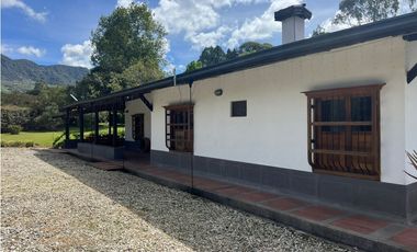 Alquiler casa de campo con 5 habitaciones en Aguas claras