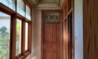 Kemewahan Klasik Bernuansa Eropa & Taman Asri Di Menteng