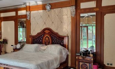 Kemewahan Klasik Bernuansa Eropa & Taman Asri Di Menteng