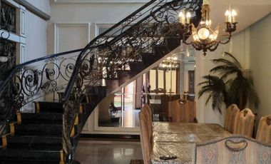 Kemewahan Klasik Bernuansa Eropa & Taman Asri Di Menteng