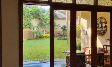 Kemewahan Klasik Bernuansa Eropa & Taman Asri Di Menteng