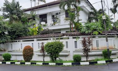 Rumah Bagus Halaman aluas Nyaman dekat Jaksel Bukit Cinere Depok