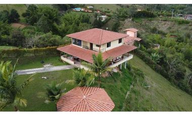 Hermosa casa campestre dos niveles en marinilla vereda campo alegre