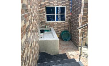 SE VENDE CASA EN LA MARGEN IZQUIERDA DE MONTERA