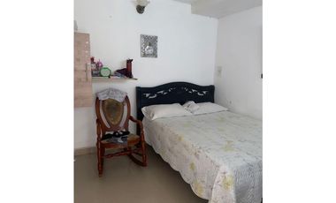 SE VENDE CASA EN LA MARGEN IZQUIERDA DE MONTERA