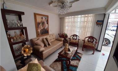 Poblado Comfaunión - Casa de tres pisos con terraza en venta Palmira