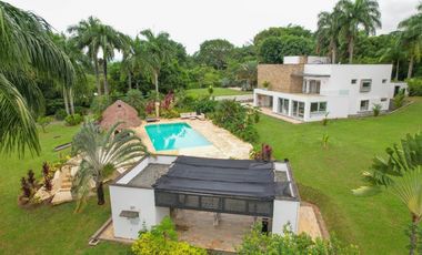 CASA MODERNA EN SAN JERONIMO DE 10 HABITACIONES
