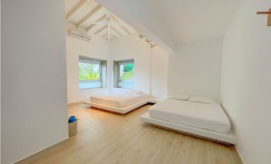 CASA MODERNA EN SAN JERONIMO DE 10 HABITACIONES