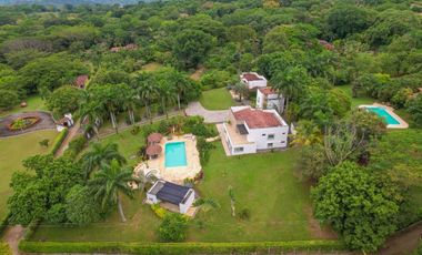 CASA MODERNA EN SAN JERONIMO DE 10 HABITACIONES