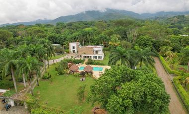 CASA MODERNA EN SAN JERONIMO DE 10 HABITACIONES