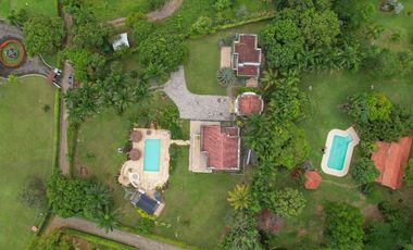 CASA MODERNA EN SAN JERONIMO DE 10 HABITACIONES
