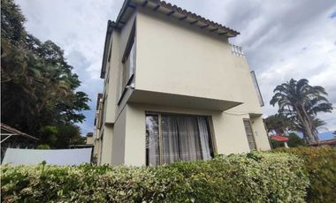 Linda casa urbana zona zona verde, 231 M2 en 550 mill en La Mesa Cund
