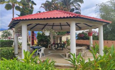 Linda casa urbana zona zona verde, 231 M2 en 550 mill en La Mesa Cund